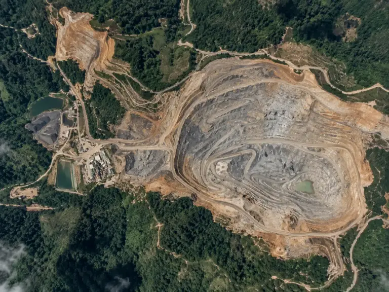 Monitoreo de Deformación del Terreno en Zonas de Explotación Minera